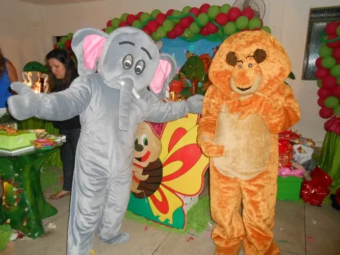 fantasia do leao e Elefante