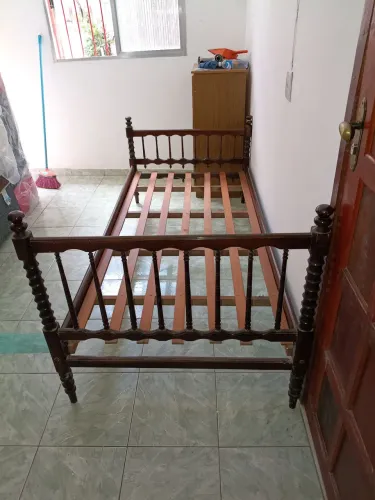 Cama de solteiro madeira de primeira 