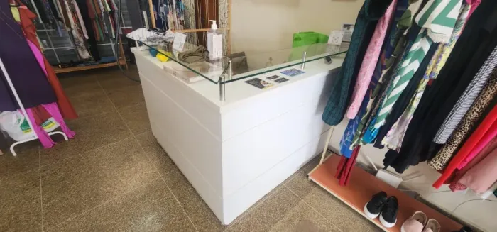 Balcão de loja com vidro e ilha de exposição