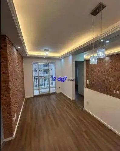 Apartamento com 2 dormitórios, rico em armários, lustres e sanca!