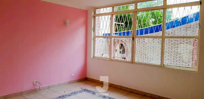 Casa à venda com 290 m² no Centro, com 4 quartos (sendo 1 suíte), quintal e 3 vagas de