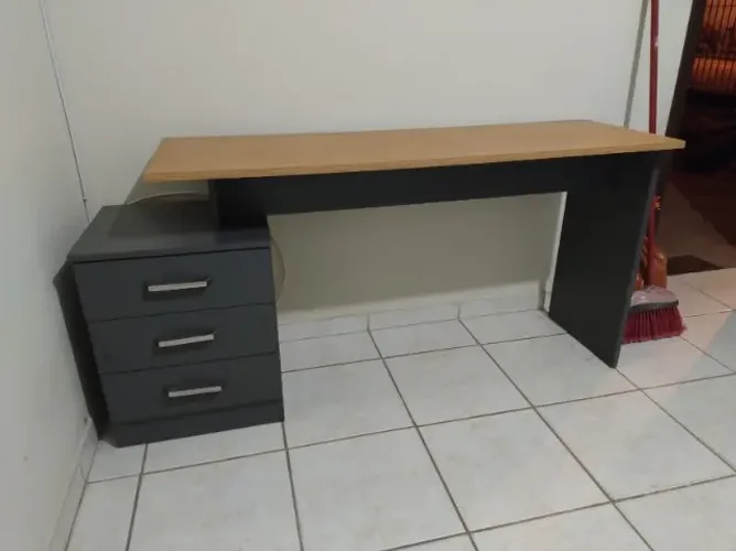 Escrivaninha 136cm e 3 gavetas