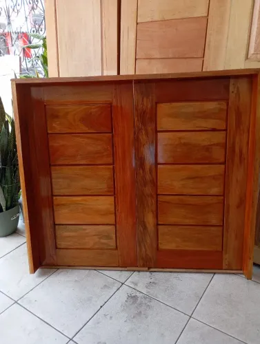 Vendo esse janelão de madeira de lei