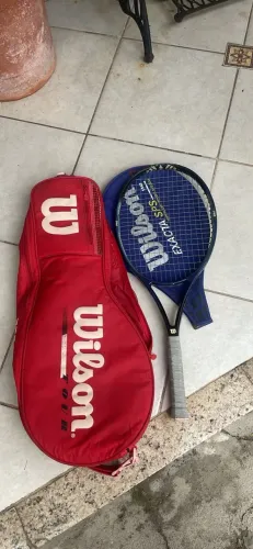 Raquete de Tênis Wilson + raqueteira vermelha da Wilson
