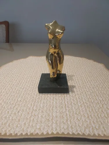Escultura feminina mulher gestante em latão estilizada
