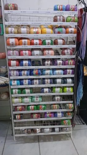 Vendo mercadorias de Aviamentos: Linhas, fechos e botões...