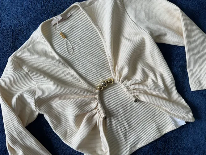 Cropped isy tam g com decote e manga 