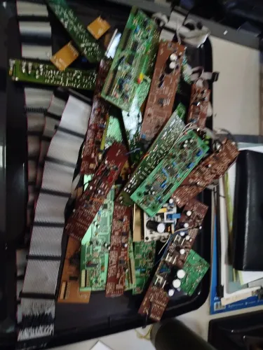 (LOTE DE PEÇAS E PLACAS ELETRÔNICAS DIVERSAS)