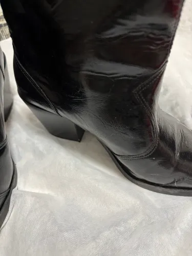 Bota salto bloco estilo western preta verniz marca Constance