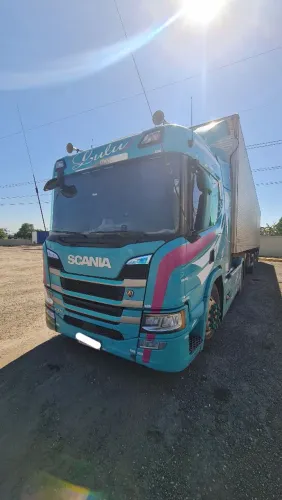Scania P370 4x2 Automatico / Carreta baú Vanderleia 2024/2025