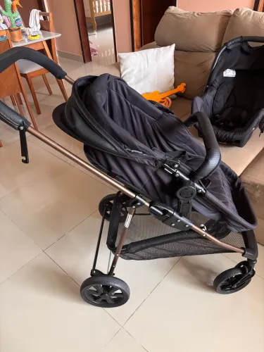 Carrinho Moisés e bebê conforto 
