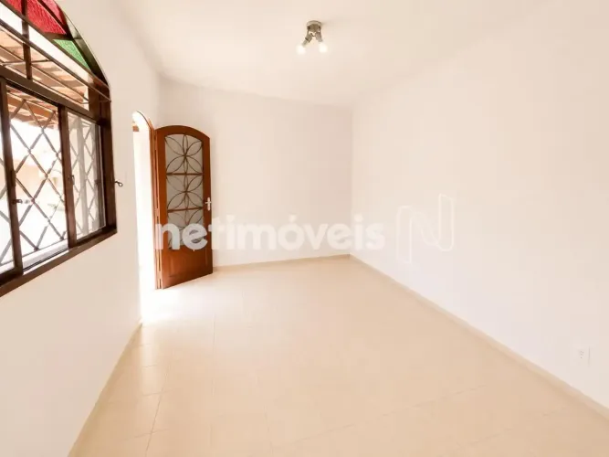 Casa com 2 Quartos, Área de Serviço e Varanda - Excelente Localização