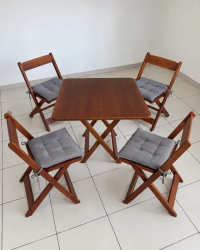 Mesa de Madeira com 4 Cadeiras Dobráveis + Almofadas