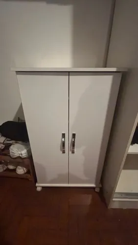 Sapateira Branca com 2 Portas, Prateleiras e Rodinhas