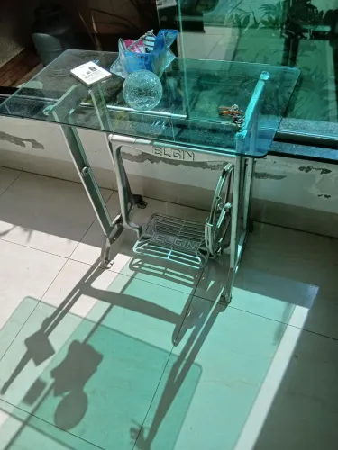 Pe de maquina  com mesa de vidro decorativo 