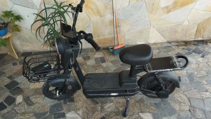 Moto Elétrica 500W com Cestinha - Boa para Deslocamentos Curtos
