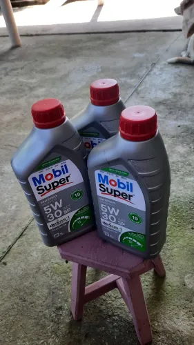Vendo esses três litros de óleo. 5 w 30 lacrado