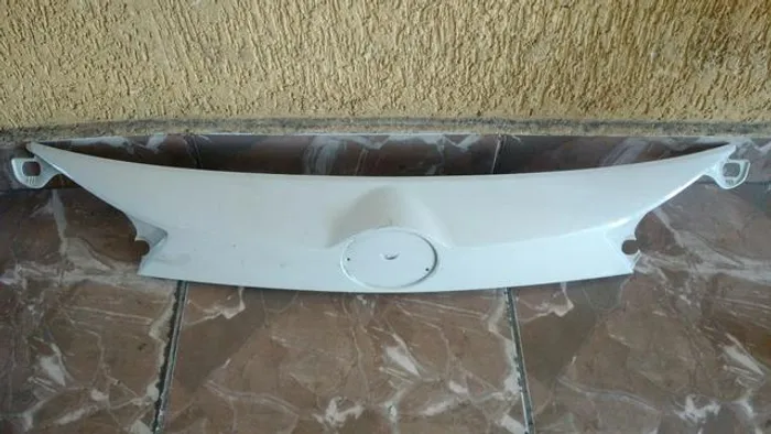 Moldura tampa traseira Toyota Rav4 2015