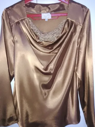 Blusa social dourada, tecido importado acetinado, drapeada com renda