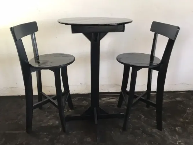 mesas e cadeiras novo . madeira maciça 