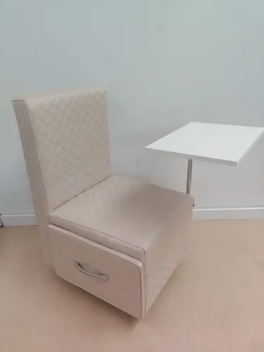 Carrinho auxiliar e cadeira de manicure