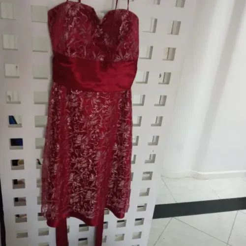 Lindo vestido de festa de renda vermelho marsala