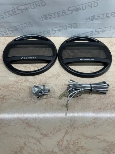 Telas 6? Pioneer o par com ferragens e fiação