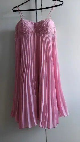 Vestido rosa com detalhes bordados