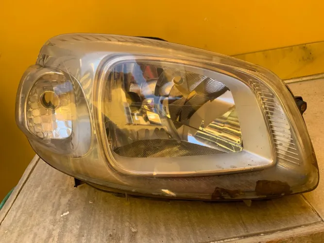 Farol uno  fiurino lado direito