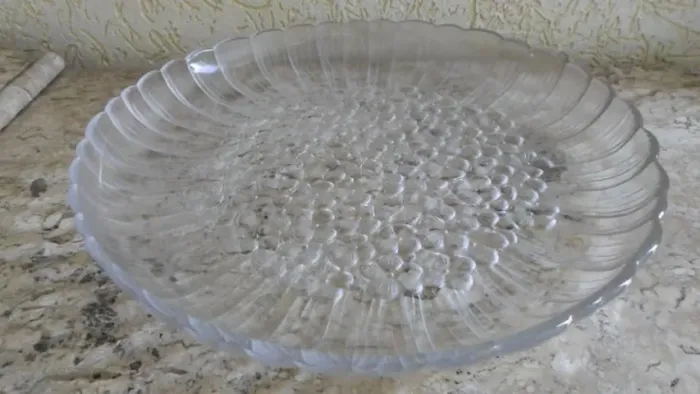 PRATO GRANDE ELEGANTE DE BOLO/PUDIM EM CRISTAL JAPONÊS, FLORAL EM RELEVO (Retrô) 