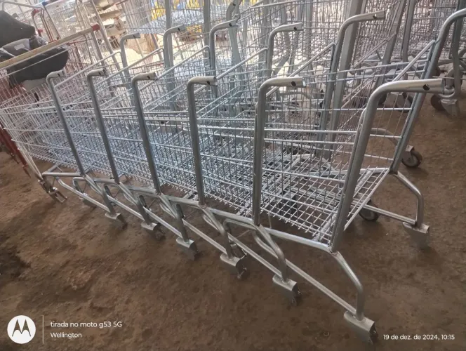 Carrinhos de compras em ótimo estado