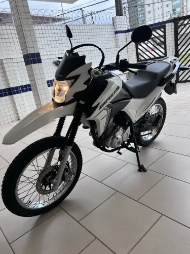 ABAIXO DA TABELA!!! Honda Bros 160 2023, 3.600 km rodados. Impecável!