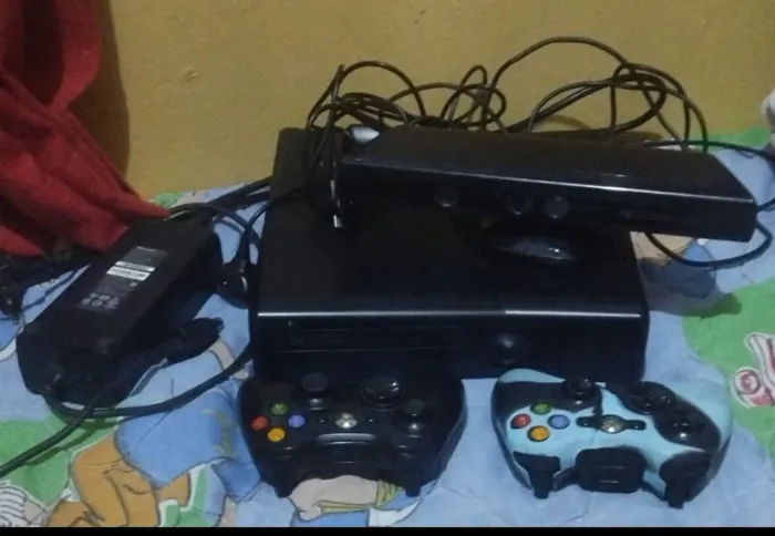 Xbox 360 slim desbloqueado RGH com +650 jogos, emuladores, 2 Controles originais e kinect 