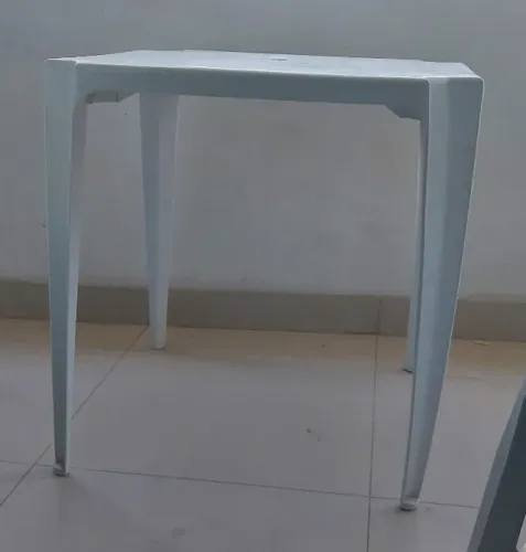 1 Jogo de Mesa Plástica Quadrada com 4 Cadeiras com Braço Mor (seminovo)