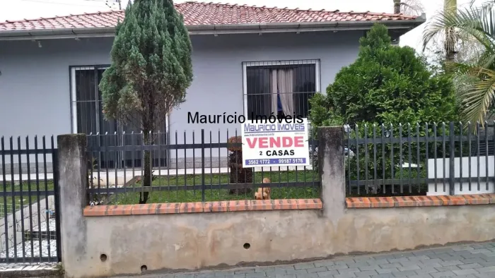 Duas casas de alvenaria na Rua Prefeito Arthur Claudino dos Santos, Bairro Fadel, Pouso Re