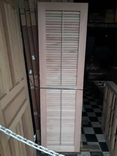 Porta Veneziana de madeira 210x60cm