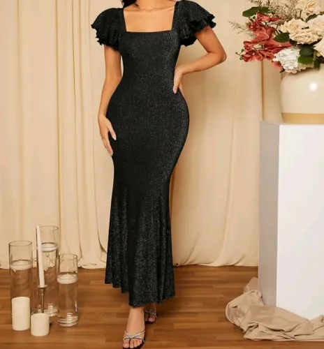 Vestido de Festa Preto com Detalhes Elegantes