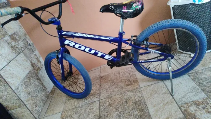 Bicicleta Route Aro 20 Menino. Pintura e pneus estão em estado de Novos. 