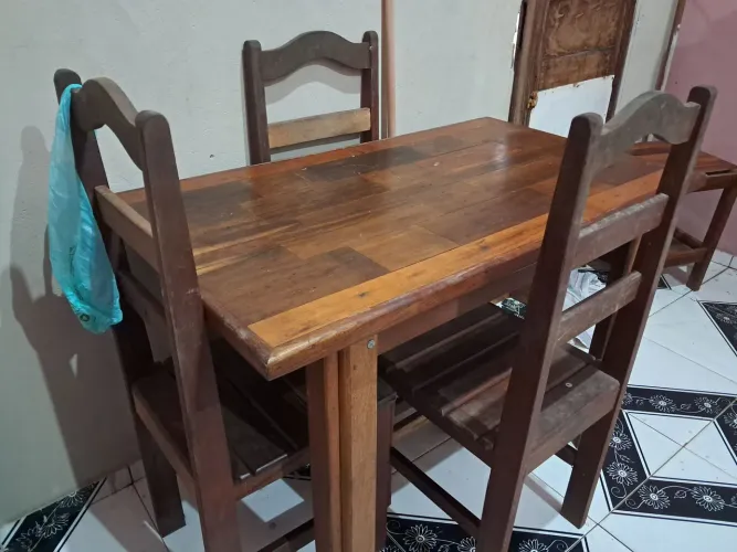 Mesa com 4 cadeiras