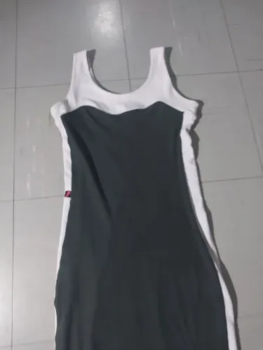 Vestido canelado verde com branco