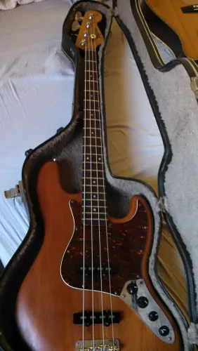 Baixo Tagima Jazz Bass ativo (dec. 2000)