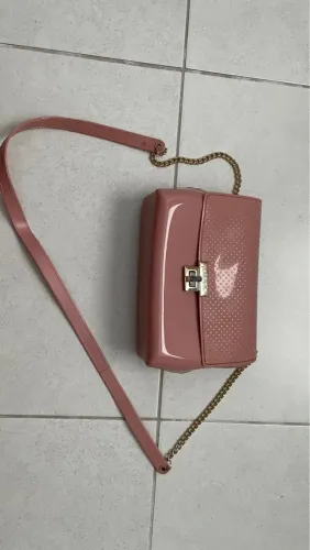 Bolsa de ombro rosa com corrente dourada Petite Jolie original