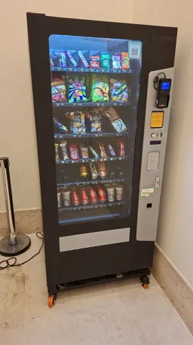 Máquina de Venda Automática de Snacks e Bebidas