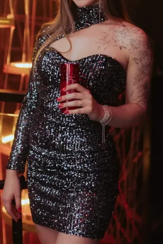 Vestido Paetê Manga Única Gola Alta