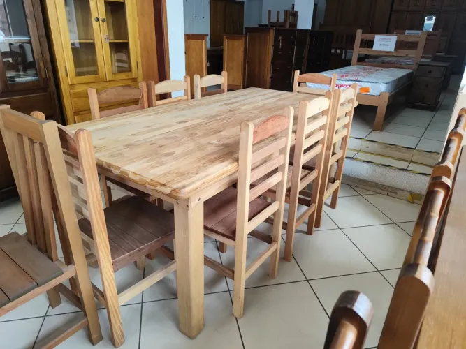 Mesa com 8 cadeiras madeira maciça.