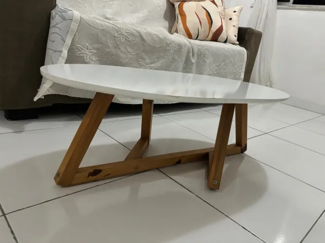 Mesa de centro oval branca com pés de madeira