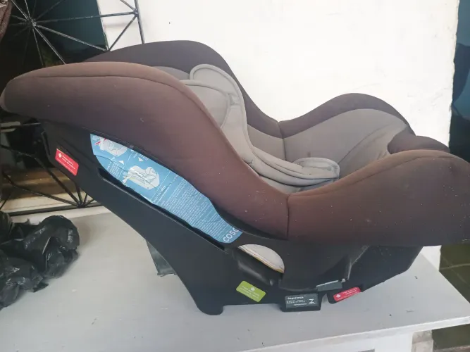Trata-se de uma cadeirinha de carro para bebê da marca Cosco.