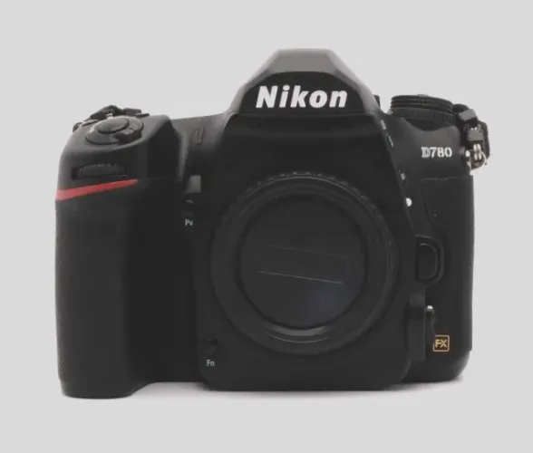 Câmera Profissional Nikon D780 2 baterias, alça, 2 cartões lexar 128GB cada 60 mil cliques