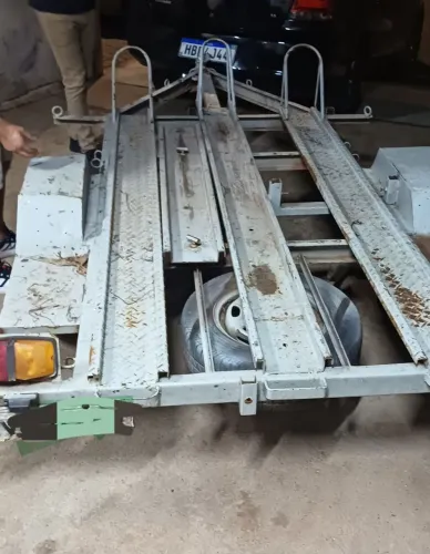 Vendo carretinha pra 3 motos dispenso curioso obs so carretinha nao tem documento