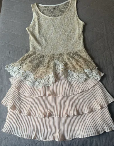 Saia plissada e Camisa de renda Creme Social